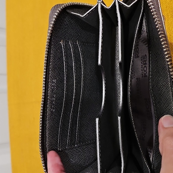 Michael Kors SIlver Metallic Wristlet - EUC - Picture 5 of 8